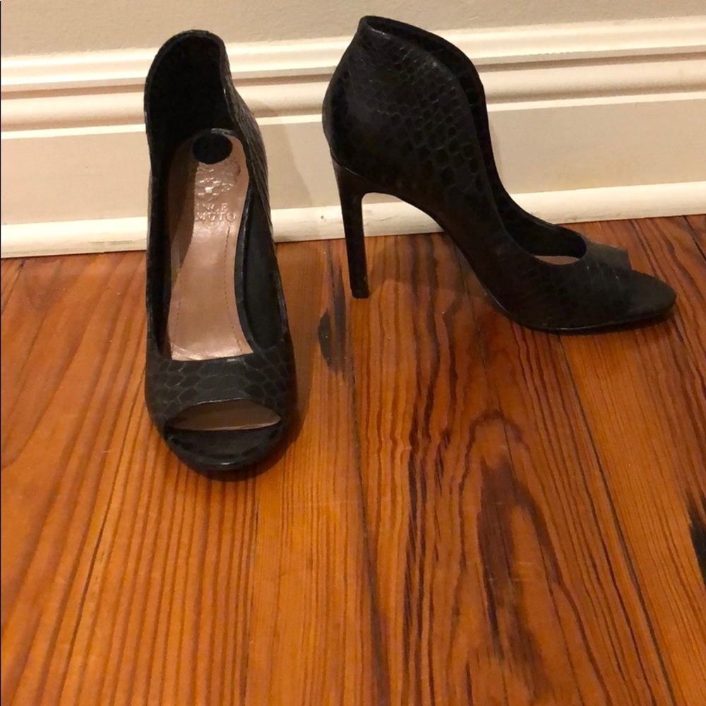 Vince Camuto Black snakeskin heels Sz 7